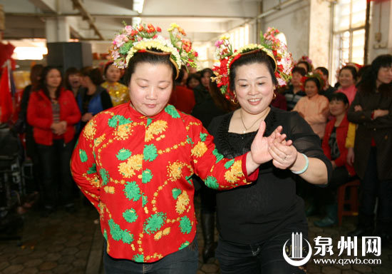 跳恰恰,玩街舞,当麦霸 菜市场大妈大婶潇洒过节