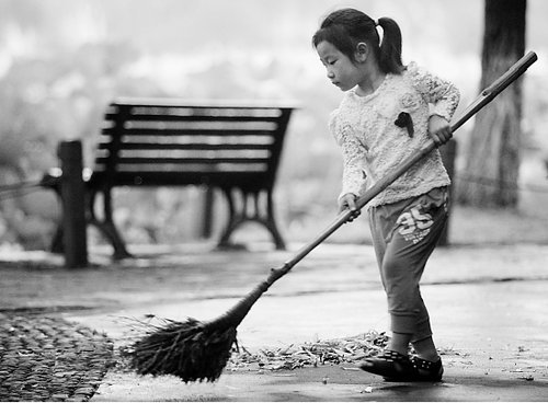 西湖边最小的"清洁工" 帮奶奶扫地的5岁女孩图片