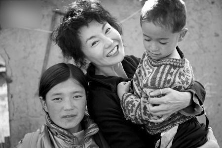 今年6月在凉山，因为奉献爱，张曼玉的笑很灿烂(资料图片)