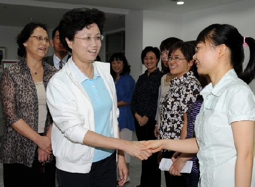 宋秀岩与中华女子学院教师亲切握手