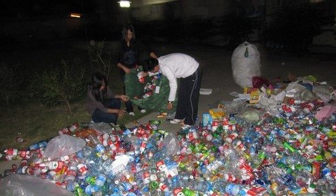 农大学生回收空瓶 “捡破烂”3年捐助两孤儿