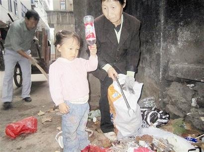 遇车祸成植物人 鄂州3岁女童拾荒卖钱为父治病