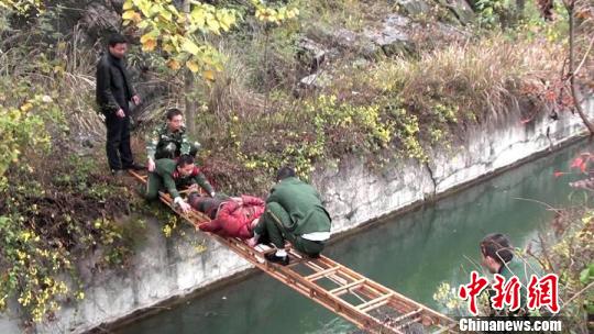 流浪女雨天失足坠崖消防拉梯搭桥助其脱险