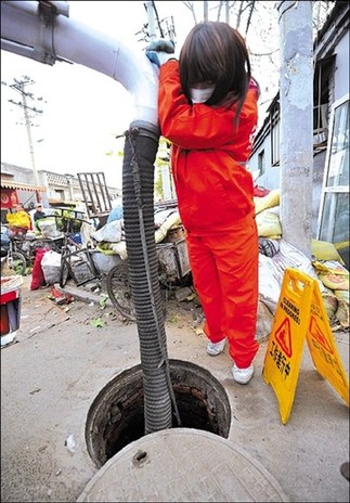 退役女兵自愿当抽粪工称职业没有贵贱之别（图）