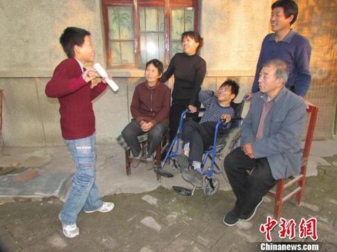 河北邯郸一工人携妻子照顾前妻父母15年（图）