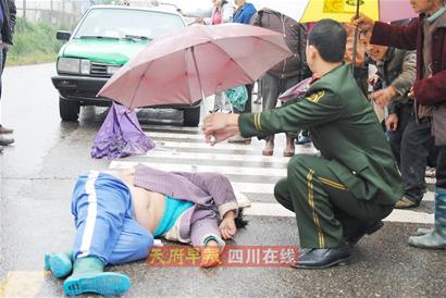 消防员路遇妇女车祸重伤为其撑伞遮雨感动网友