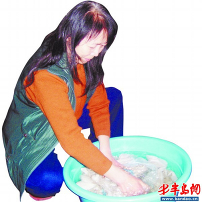 王肖虹每天要给母亲洗200多块尿布。