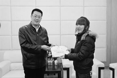 　沈阳团市委书记邢鹏为杨艳艳颁发了沈阳市“优秀共青团员”荣誉证书“及1万元助学基金。
