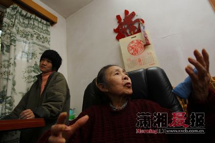 83岁老人照顾残疾养女40年倾尽积蓄送其动手术