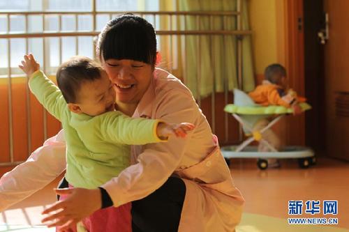 #（图片故事）（1）潍坊九位“护理妈妈”接力呵护疑似艾滋病弃婴