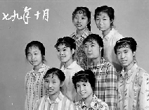 1979年10月，这一次，变化悄悄显现，有人烫起了新潮的发型，梳起了卷卷的刘海。