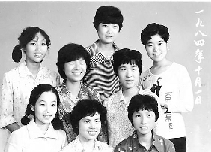 　1984年10月1日，不知是不是短发流行，女孩们形象大变，8个人中有6个剪短了头发。