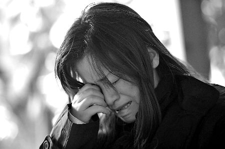 昨日，綦江，张秀莉说起自己的遭遇，禁不住失声痛哭。 记者 张路