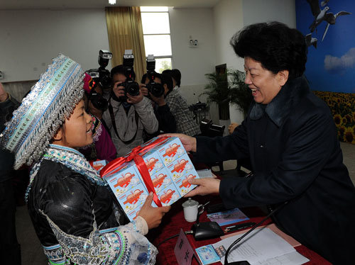 陈至立为云南省贫困地区的年轻妈妈发放消除婴幼儿贫血行动爱心营养包。