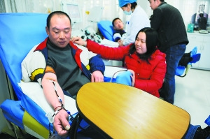 夫妻几经磨难屡获好人救助为回报社会每月献血