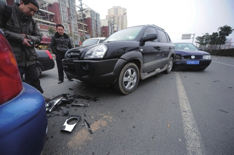 事故中，三辆车都有不同程度损毁。