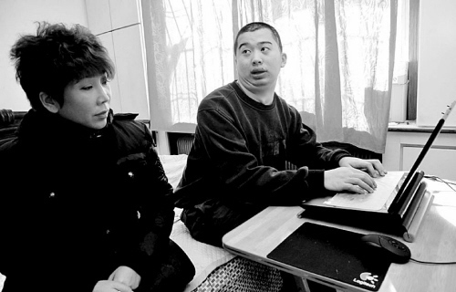 　　杨兵(右)想找份和电脑有关的工作 李双琦摄