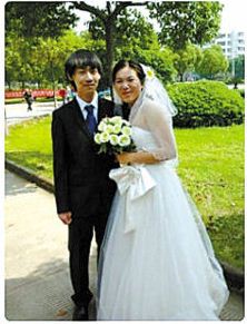宁波大学科技学院两同学毕业证结婚证一起领。 图片来源：宁波日报