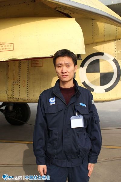 中国“航母style”第一人，中航工业试飞中心飞行部机务二大队党支部副书记兼副大队长沈意。