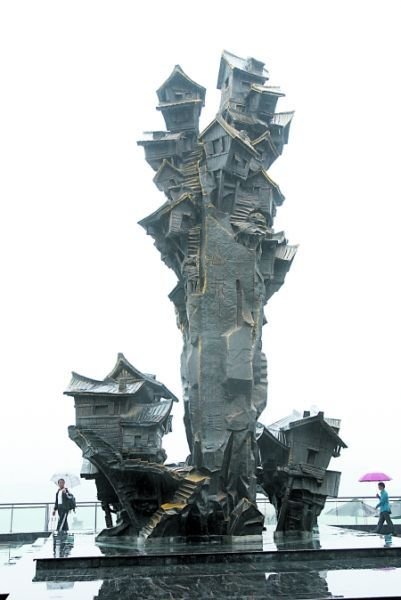 第二名：重庆“记忆山城”吊脚楼雕塑