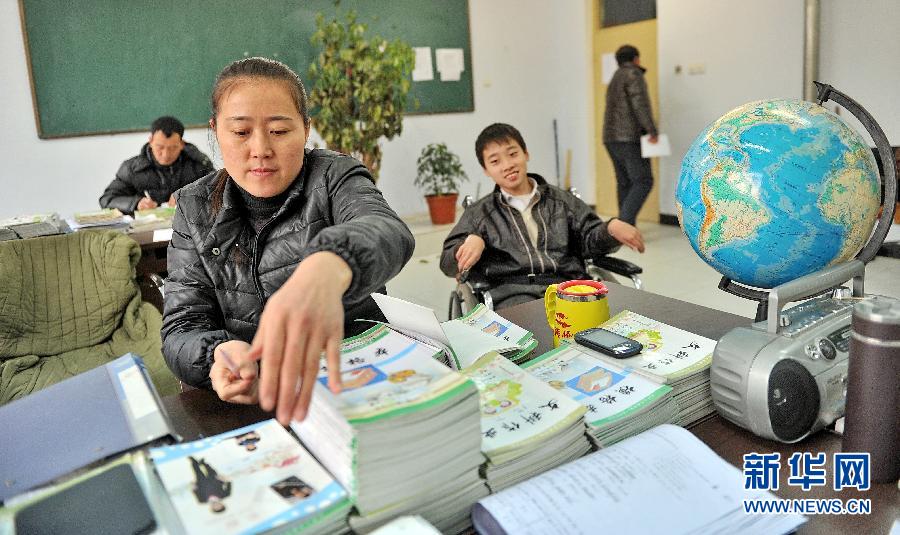 （走基层 听民声）（1）最美丽的老师 最坚强的母亲