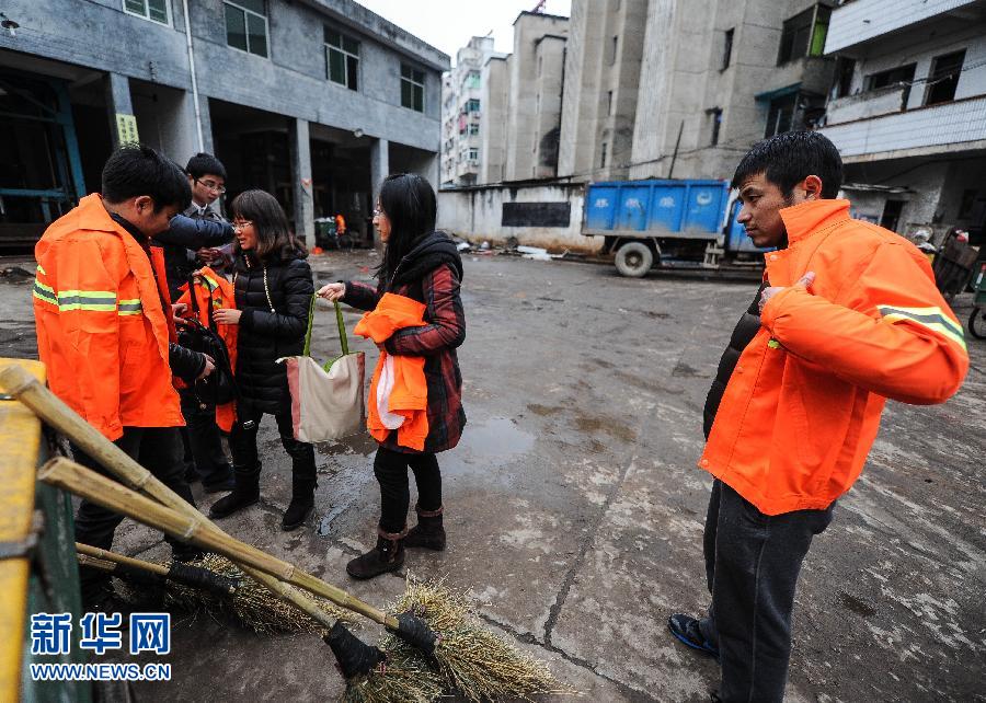 （社会）（1）浙江武义：新录用公务员上岗先当环卫工人