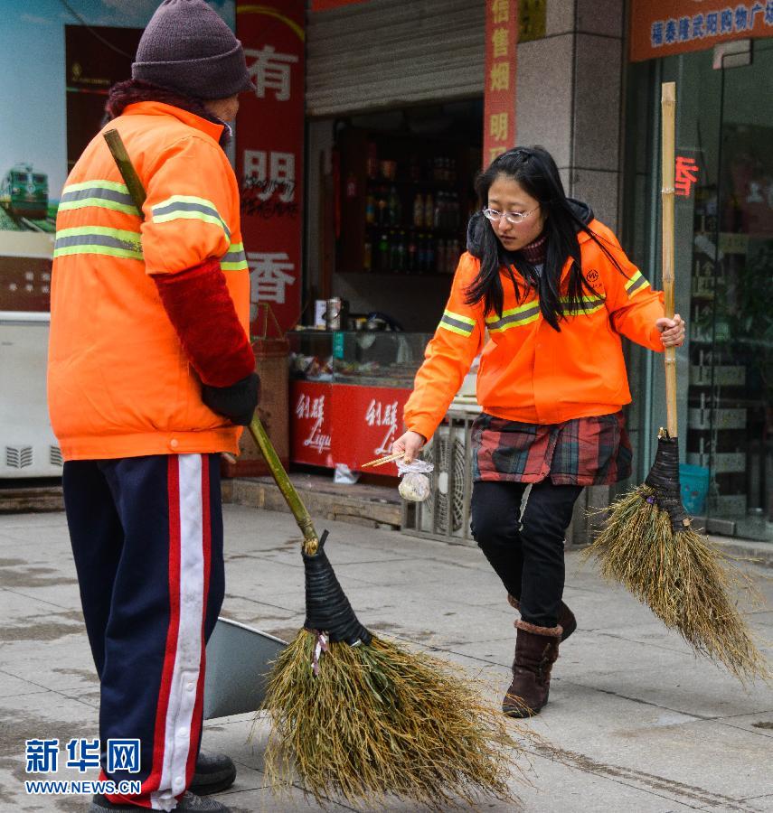 （社会）（3）浙江武义：新录用公务员上岗先当环卫工人