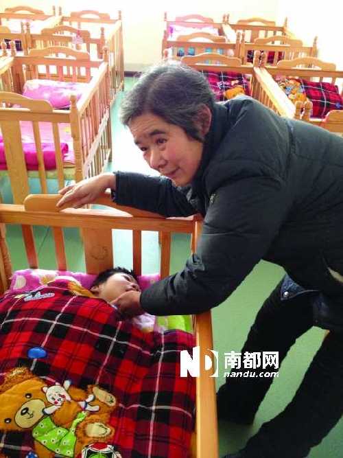   ●1月24日，周凤桂到南阳市儿童福利院看望被领走的病残儿。
