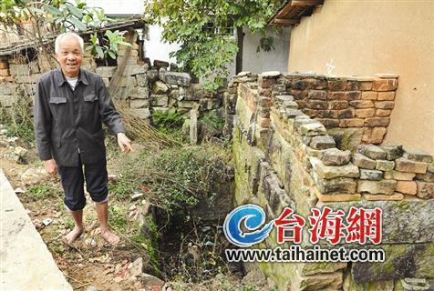 村里的老人告诉记者,李志达就是从这个粪坑救起女童的