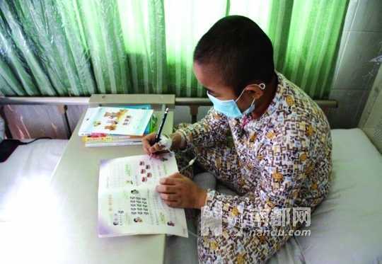 8岁的白血病患者魏东晨在广州治病，住院不忘写作业。网络图片