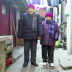 2011年1月10日，张木成和徐东英在金桥横街住处。早报记者拍摄的该图近期在微博上热传。许海峰 早报资料
