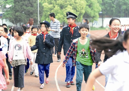 武汉小学生穿“城管制服”校园值日引争议(图)