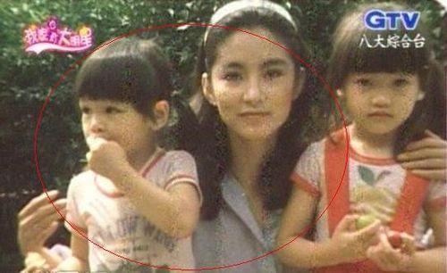 青霞手里抱着两个小女孩，而左手边那个4岁的小女孩就是徐若瑄。图／翻摄网络