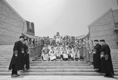 宫廷装的照片是胡千夫拍摄的最受欢迎的创意毕业照。网友胡千夫供图
