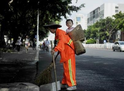 环卫工田文兰背着外孙女扫大街　图片来自微博