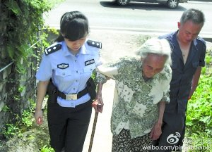 民警将吴婆婆送回家。 警方供图