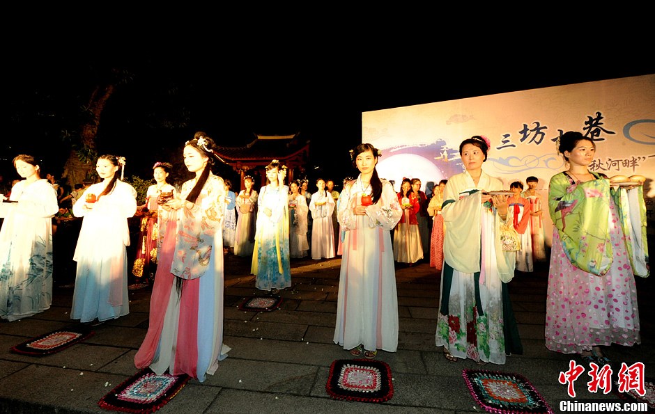 当晚,福建汉服爱好者在福州光禄坊公园举行七夕节祭星乞巧仪式,女子们