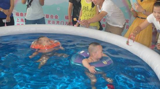 福鼎市妇儿中心举办婴儿游泳比赛