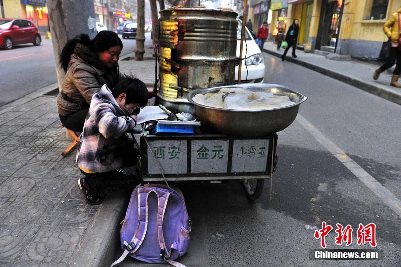 19岁女孩凌晨3点起床助母卖烤牌，日工作超12小时感动网友,孝心,辛勤工作,社交媒体,感人故事,张懿菲的奋斗,临沂女孩的故事,第1张