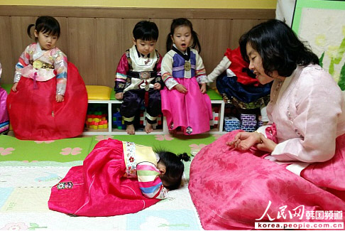 韩国春节要身穿韩服给长辈拜年。