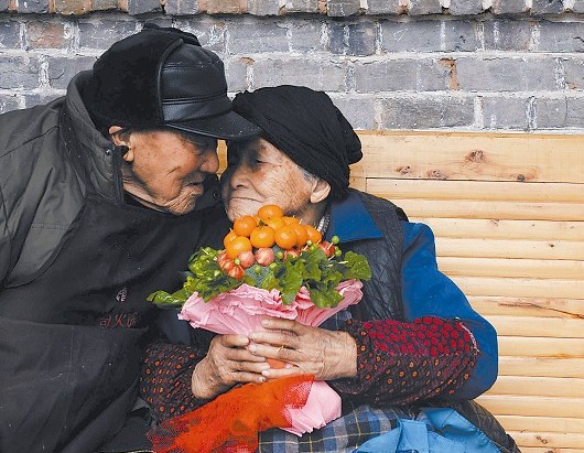 103岁的吴从汉和105岁的妻子吴宋氏说悄悄话。