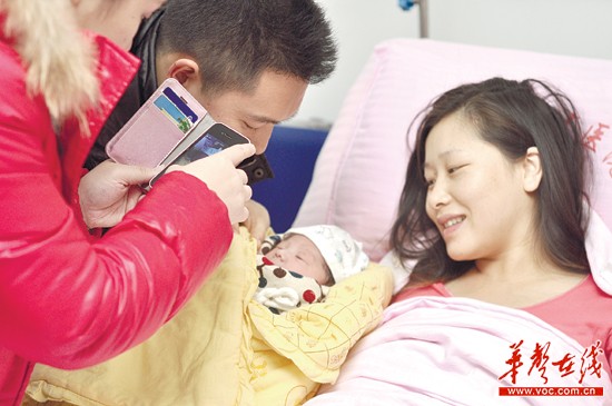 2月26日，雷超超顺利生下一子，亲人第一时间拍下合影，随后她传上微博与粉丝分享喜悦。记者唐俊摄