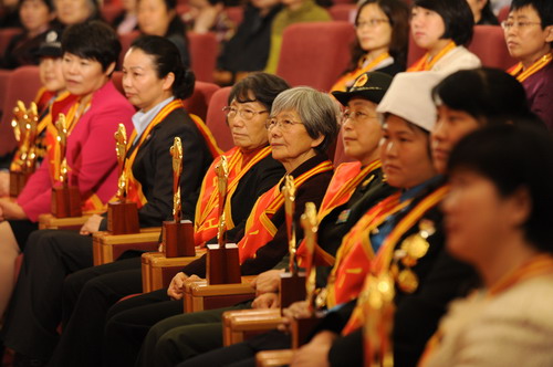 纪念“三八”国际妇女节暨全国三八红旗手(集体)表彰大会举行