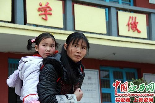 兰爱红背着女儿放学。