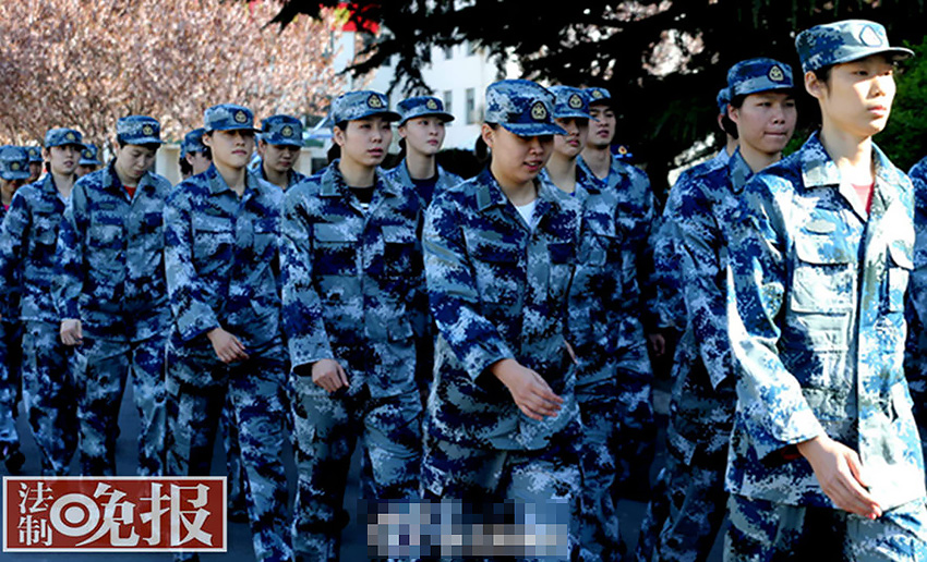 图为女排姑娘在空军训练基地进行军训。