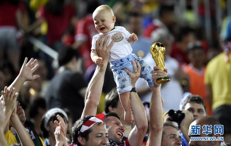 （世界杯·多棱镜）（2）足球——“爸爸 我不是大力神杯”