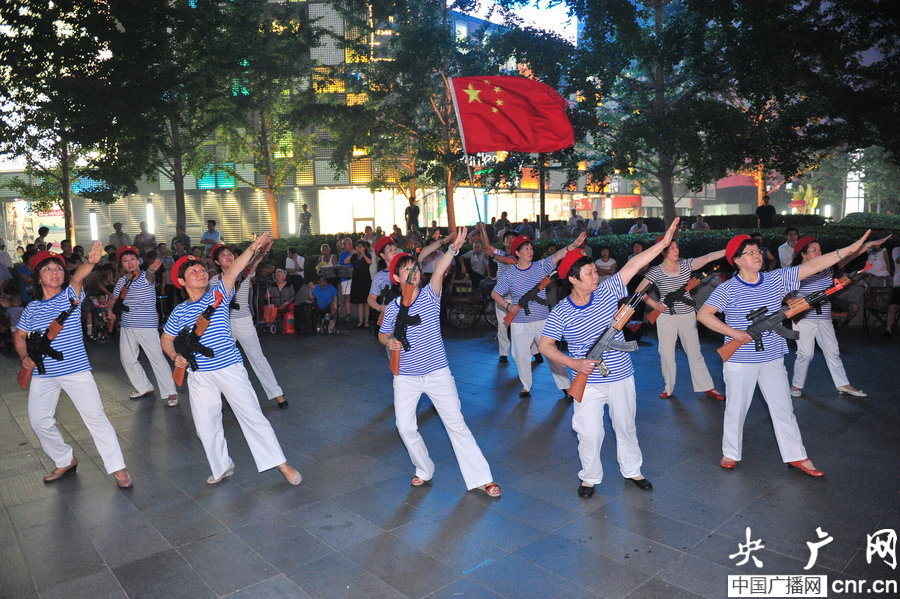 大妈跳广场舞纪念“七七事变”