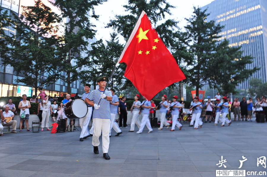 大妈跳广场舞纪念“七七事变”