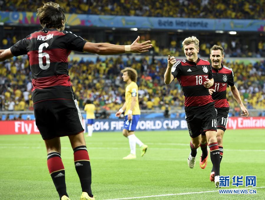 （世界杯·进球时刻）（1）足球——托·克罗斯为德国队攻入第四球