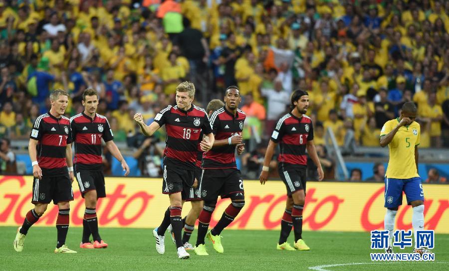 （世界杯·进球时刻）（4）足球——穆勒为德国队攻入一球